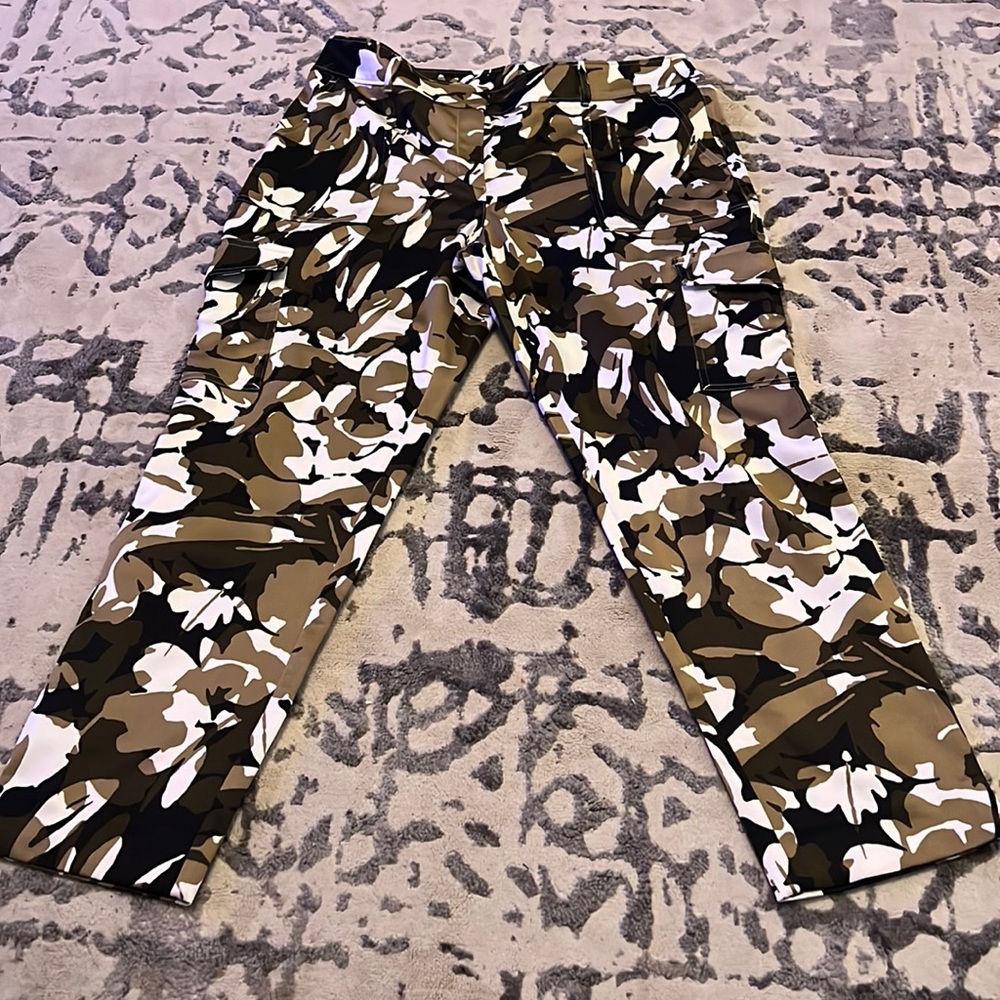Chico’s Skinny Cargo crop pants size 8